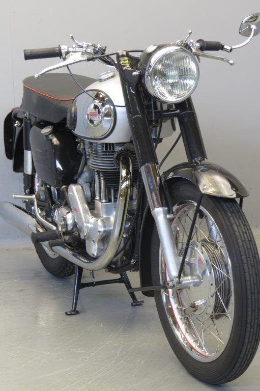 Старинный мотоцикл Norton M50 1957