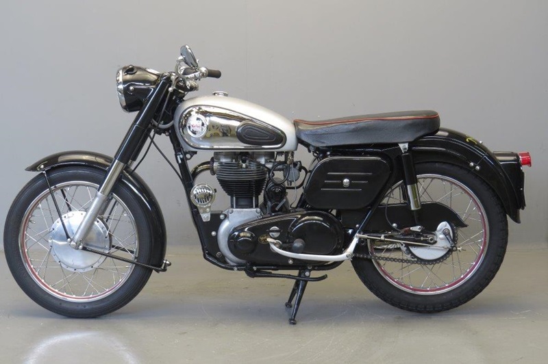 Старинный мотоцикл Norton M50 1957