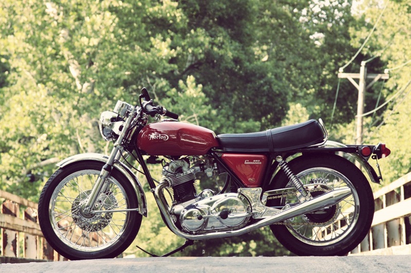 Отреставрированный мотоцикл Norton Commando 1975