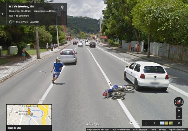 Сервис «Google Street View» зафиксировал мото аварию в Блуменау