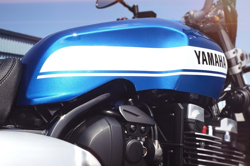 Мотоциклы Yamaha XJR1300 2015 и Yamaha XJR1300 Racer 2015