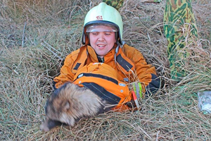 Могилевские спасатели достали енотовидную собаку из колодца