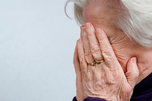 У 73-летней пенсионерки в Старых Дорогах украли 10 000 долларов и золото