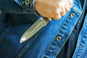 В Гомеле хулиганы постригли случайного прохожего с помощью ножа