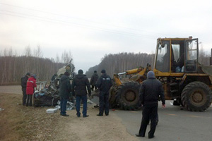 В Мстиславском районе трактор подмял легковушку ковшом: четверо погибших