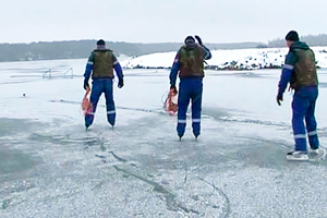 Гродненские спасатели патрулируют водоемы на коньках