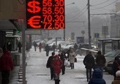 Доллар и евро в России закрепляются на новых высотах