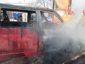 В Могилеве в гараже по ул.Станционная сгорел микроавтобус