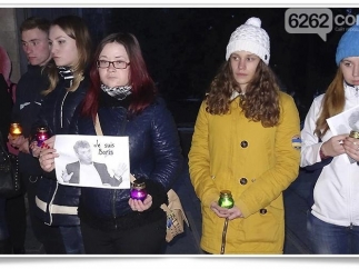 В Славянске студентки со свечами почтили память Немцова