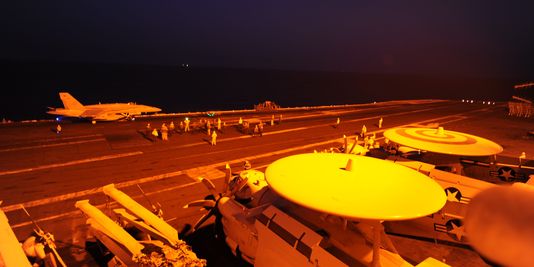Geräten des us-militärs auf einem flugzeugträger stationiert in den persischen Golf.