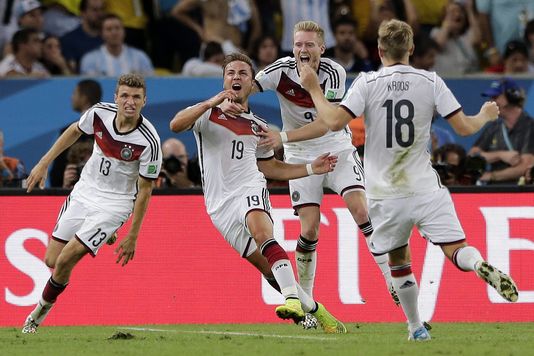 Die Deutschen feiern den siegtreffer von Götze am sonntag im finale gegen Argentinien.