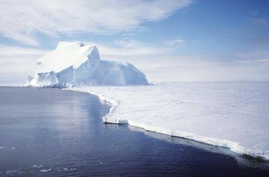 От гренландского ледника откололся 13-километровый айсберг