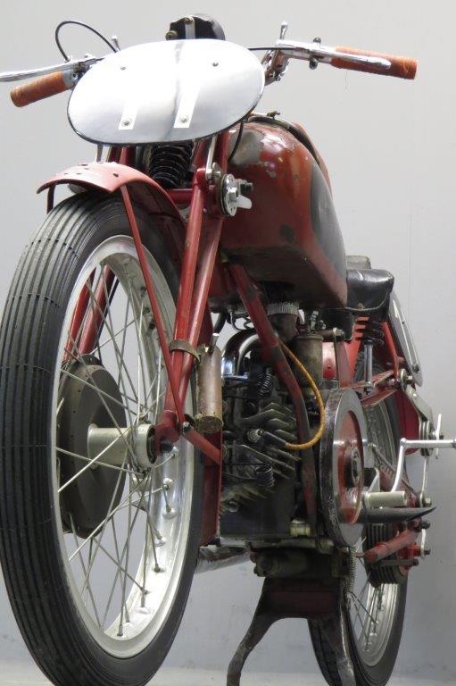 Редкий старинный мотоцикл Moto Guzzi Condor 1940